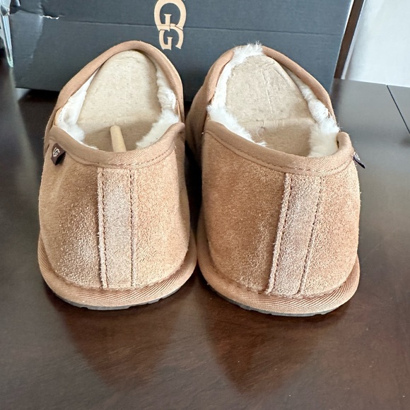 UGG Leisure Suede Slip On - Picture 4 of 7
